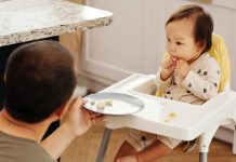 Bebeklerin ek gıdaya geçiş süreciyle birlikte ailelerin en çok araştırdığı ürünlerden biri bebek mama sandalyesi oluyor. Hem güvenli hem de konforlu bir kullanım sunan ürünlerin tercih edilmesi, bebeğin sağlıklı beslenme alışkanlığı kazanmasında önemli bir rol üstleniyor. Uzmanlar, doğru seçilen mama sandalyesi modellerinin yalnızca yemek saatlerini kolaylaştırmadığını, aynı zamanda bebeğin motor gelişimini ve aile ile birlikte sofraya katılımını da desteklediğini belirtiyor. Konulu bir haber görseli.