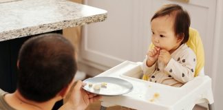 Bebeklerin ek gıdaya geçiş süreciyle birlikte ailelerin en çok araştırdığı ürünlerden biri bebek mama sandalyesi oluyor. Hem güvenli hem de konforlu bir kullanım sunan ürünlerin tercih edilmesi, bebeğin sağlıklı beslenme alışkanlığı kazanmasında önemli bir rol üstleniyor. Uzmanlar, doğru seçilen mama sandalyesi modellerinin yalnızca yemek saatlerini kolaylaştırmadığını, aynı zamanda bebeğin motor gelişimini ve aile ile birlikte sofraya katılımını da desteklediğini belirtiyor. Konulu bir haber görseli.