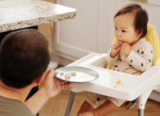 Bebek Mama Sandalyelerinde Doğru Seçim Bebeklerin ek gıdaya geçiş süreciyle birlikte ailelerin en çok araştırdığı ürünlerden biri bebek mama sandalyesi oluyor. Hem güvenli hem de konforlu bir kullanım sunan ürünlerin tercih edilmesi, bebeğin sağlıklı beslenme alışkanlığı kazanmasında önemli bir rol üstleniyor. Uzmanlar, doğru seçilen mama sandalyesi modellerinin yalnızca yemek saatlerini kolaylaştırmadığını, aynı zamanda bebeğin motor gelişimini ve aile ile birlikte sofraya katılımını da desteklediğini belirtiyor. Konulu bir haber görseli.