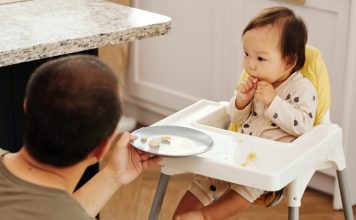Bebek Mama Sandalyelerinde Doğru Seçim Bebeklerin ek gıdaya geçiş süreciyle birlikte ailelerin en çok araştırdığı ürünlerden biri bebek mama sandalyesi oluyor. Hem güvenli hem de konforlu bir kullanım sunan ürünlerin tercih edilmesi, bebeğin sağlıklı beslenme alışkanlığı kazanmasında önemli bir rol üstleniyor. Uzmanlar, doğru seçilen mama sandalyesi modellerinin yalnızca yemek saatlerini kolaylaştırmadığını, aynı zamanda bebeğin motor gelişimini ve aile ile birlikte sofraya katılımını da desteklediğini belirtiyor. Konulu bir haber görseli.