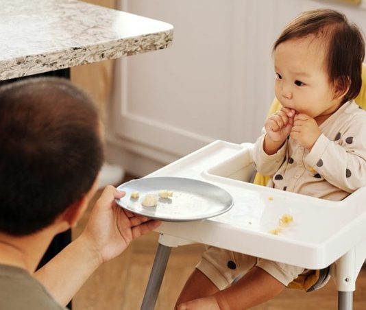 Bebeklerin ek gıdaya geçiş süreciyle birlikte ailelerin en çok araştırdığı ürünlerden biri bebek mama sandalyesi oluyor. Hem güvenli hem de konforlu bir kullanım sunan ürünlerin tercih edilmesi, bebeğin sağlıklı beslenme alışkanlığı kazanmasında önemli bir rol üstleniyor. Uzmanlar, doğru seçilen mama sandalyesi modellerinin yalnızca yemek saatlerini kolaylaştırmadığını, aynı zamanda bebeğin motor gelişimini ve aile ile birlikte sofraya katılımını da desteklediğini belirtiyor. Konulu bir haber görseli.