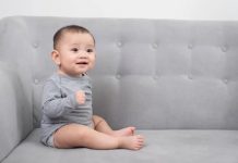 Bebek Odası Mobilyalarında Güvenlik Önlemleri Bebeklerin yaşamlarının ilk yıllarında en fazla zaman geçirdikleri alanlardan biri olan bebek odaları, hem konfor hem de güvenlik açısından büyük önem taşıyor. Özellikle bebek odası mobilyaları, yalnızca estetik görünümüyle değil, üretim kalitesi, kullanılan malzemeler ve güvenlik standartlarıyla da dikkat çekiyor. Uzmanlar, bebek odası oluşturulurken tercih edilen mobilyaların uluslararası güvenlik kriterlerine uygun olmasının olası kazaların önlenmesinde önemli rol oynadığını belirtiyor. Konulu bir haber görseli.