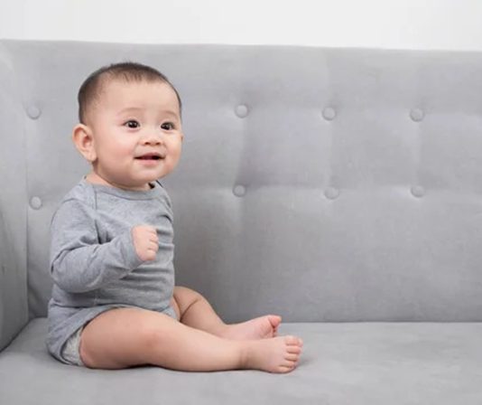 Bebeklerin yaşamlarının ilk yıllarında en fazla zaman geçirdikleri alanlardan biri olan bebek odaları, hem konfor hem de güvenlik açısından büyük önem taşıyor. Özellikle bebek odası mobilyaları, yalnızca estetik görünümüyle değil, üretim kalitesi, kullanılan malzemeler ve güvenlik standartlarıyla da dikkat çekiyor. Uzmanlar, bebek odası oluşturulurken tercih edilen mobilyaların uluslararası güvenlik kriterlerine uygun olmasının olası kazaların önlenmesinde önemli rol oynadığını belirtiyor. Konulu bir haber görseli.
