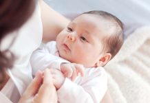 Bebek odalarının güvenli, huzurlu ve konforlu hale getirilmesi için geliştirilen teknolojiler her geçen gün daha fazla ilgi görüyor. Bu yenilikler arasında öne çıkan akıllı aydınlatma sistemleri, hem ebeveynlerin günlük yaşamını kolaylaştırıyor hem de bebeklerin daha rahat bir uyku ve dinlenme ortamına kavuşmasına katkı sağlıyor. Uzaktan kontrol edilebilen, parlaklığı ayarlanabilen ve farklı senaryolar oluşturabilen aydınlatma çözümleri, modern ebeveynlerin tercih ettiği ürünler arasında yer alıyor. Konulu bir haber görseli.