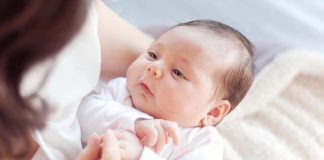 Bebek Odasında Akıllı Aydınlatma Sistemleri Bebek odalarının güvenli, huzurlu ve konforlu hale getirilmesi için geliştirilen teknolojiler her geçen gün daha fazla ilgi görüyor. Bu yenilikler arasında öne çıkan akıllı aydınlatma sistemleri, hem ebeveynlerin günlük yaşamını kolaylaştırıyor hem de bebeklerin daha rahat bir uyku ve dinlenme ortamına kavuşmasına katkı sağlıyor. Uzaktan kontrol edilebilen, parlaklığı ayarlanabilen ve farklı senaryolar oluşturabilen aydınlatma çözümleri, modern ebeveynlerin tercih ettiği ürünler arasında yer alıyor. Konulu bir haber görseli.