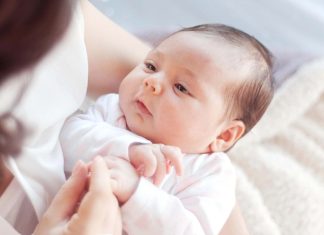 Bebek Odasında Akıllı Aydınlatma Sistemleri Bebek odalarının güvenli, huzurlu ve konforlu hale getirilmesi için geliştirilen teknolojiler her geçen gün daha fazla ilgi görüyor. Bu yenilikler arasında öne çıkan akıllı aydınlatma sistemleri, hem ebeveynlerin günlük yaşamını kolaylaştırıyor hem de bebeklerin daha rahat bir uyku ve dinlenme ortamına kavuşmasına katkı sağlıyor. Uzaktan kontrol edilebilen, parlaklığı ayarlanabilen ve farklı senaryolar oluşturabilen aydınlatma çözümleri, modern ebeveynlerin tercih ettiği ürünler arasında yer alıyor. Konulu bir haber görseli.