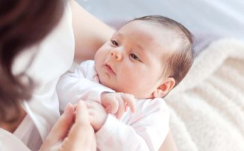 Bebek Odasında Akıllı Aydınlatma Sistemleri Bebek odalarının güvenli, huzurlu ve konforlu hale getirilmesi için geliştirilen teknolojiler her geçen gün daha fazla ilgi görüyor. Bu yenilikler arasında öne çıkan akıllı aydınlatma sistemleri, hem ebeveynlerin günlük yaşamını kolaylaştırıyor hem de bebeklerin daha rahat bir uyku ve dinlenme ortamına kavuşmasına katkı sağlıyor. Uzaktan kontrol edilebilen, parlaklığı ayarlanabilen ve farklı senaryolar oluşturabilen aydınlatma çözümleri, modern ebeveynlerin tercih ettiği ürünler arasında yer alıyor. Konulu bir haber görseli.