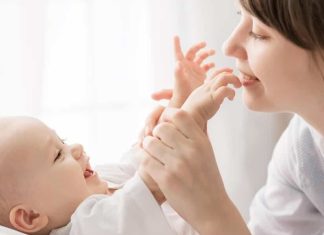 Bebek Odasında Akıllı Sensör Kullanımı Bebeklerin güvenli, sağlıklı ve konforlu bir ortamda büyümesi, ebeveynlerin en fazla önem verdiği konular arasında yer alıyor. Teknolojinin gelişmesiyle birlikte bebek odalarında kullanılan akıllı cihazlar da her geçen gün daha fazla yaygınlaşıyor. Özellikle çevresel koşulları sürekli takip edebilen akıllı sensör sistemleri, ebeveynlerin bebek odasını daha güvenli şekilde kontrol edebilmesine katkı sağlıyor. Sıcaklık, nem, hava kalitesi ve hareket gibi birçok veriyi anlık olarak analiz edebilen bu sistemler, modern bebek bakımının önemli yardımcıları arasında gösteriliyor. Konulu bir haber görseli.