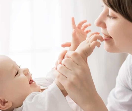 Bebeklerin güvenli, sağlıklı ve konforlu bir ortamda büyümesi, ebeveynlerin en fazla önem verdiği konular arasında yer alıyor. Teknolojinin gelişmesiyle birlikte bebek odalarında kullanılan akıllı cihazlar da her geçen gün daha fazla yaygınlaşıyor. Özellikle çevresel koşulları sürekli takip edebilen akıllı sensör sistemleri, ebeveynlerin bebek odasını daha güvenli şekilde kontrol edebilmesine katkı sağlıyor. Sıcaklık, nem, hava kalitesi ve hareket gibi birçok veriyi anlık olarak analiz edebilen bu sistemler, modern bebek bakımının önemli yardımcıları arasında gösteriliyor. Konulu bir haber görseli.