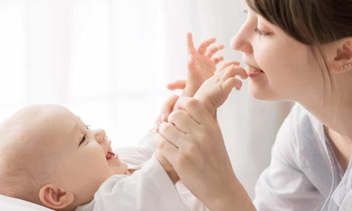 Bebek Odasında Akıllı Sensör Kullanımı Bebeklerin güvenli, sağlıklı ve konforlu bir ortamda büyümesi, ebeveynlerin en fazla önem verdiği konular arasında yer alıyor. Teknolojinin gelişmesiyle birlikte bebek odalarında kullanılan akıllı cihazlar da her geçen gün daha fazla yaygınlaşıyor. Özellikle çevresel koşulları sürekli takip edebilen akıllı sensör sistemleri, ebeveynlerin bebek odasını daha güvenli şekilde kontrol edebilmesine katkı sağlıyor. Sıcaklık, nem, hava kalitesi ve hareket gibi birçok veriyi anlık olarak analiz edebilen bu sistemler, modern bebek bakımının önemli yardımcıları arasında gösteriliyor. Konulu bir haber görseli.
