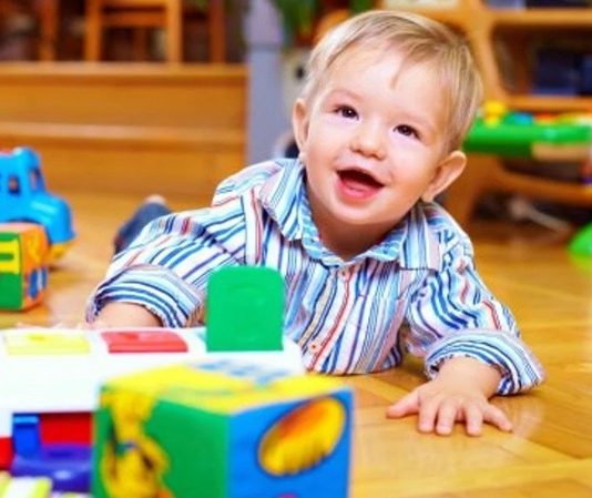 Teknolojinin günlük yaşamın her alanında daha fazla yer almasıyla birlikte bebek bakımına yönelik geliştirilen ürünler de önemli ölçüde çeşitlenmeye başladı. Günümüzde ebeveynler, hem bebeklerinin güvenliğini artırmak hem de günlük bakım süreçlerini kolaylaştırmak amacıyla akıllı ürünler kullanmayı tercih ediyor. Özellikle bebek odalarında kullanılan teknolojik cihazlar; uyku takibinden oda sıcaklığının kontrolüne, güvenlikten hava kalitesinin izlenmesine kadar birçok farklı ihtiyaca çözüm sunuyor. Konulu bir haber görseli.