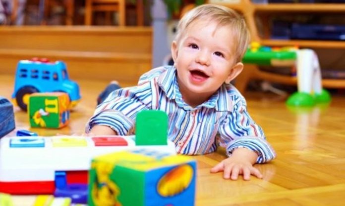 Teknolojinin günlük yaşamın her alanında daha fazla yer almasıyla birlikte bebek bakımına yönelik geliştirilen ürünler de önemli ölçüde çeşitlenmeye başladı. Günümüzde ebeveynler, hem bebeklerinin güvenliğini artırmak hem de günlük bakım süreçlerini kolaylaştırmak amacıyla akıllı ürünler kullanmayı tercih ediyor. Özellikle bebek odalarında kullanılan teknolojik cihazlar; uyku takibinden oda sıcaklığının kontrolüne, güvenlikten hava kalitesinin izlenmesine kadar birçok farklı ihtiyaca çözüm sunuyor. Konulu bir haber görseli.