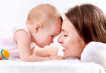 Bebek Odasında Wi-Fi Bağlantılı Cihazların Güvenliği Teknolojinin günlük yaşamın ayrılmaz bir parçası haline gelmesiyle birlikte bebek odalarında kullanılan akıllı ürünlerin sayısı da hızla artıyor. Wi-Fi bağlantılı cihazlar, ebeveynlerin bebeklerini uzaktan takip edebilmesini, ortam koşullarını kontrol edebilmesini ve anlık bildirimler alabilmesini sağlayarak büyük kolaylık sunuyor. Akıllı kameralar, dijital bebek monitörleri, ortam sensörleri ve uzaktan kontrol edilebilen gece lambaları gibi ürünler, modern ebeveynliğin önemli yardımcıları arasında yer alıyor. Konulu bir haber görseli.