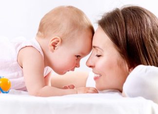 Bebek Odasında Wi-Fi Bağlantılı Cihazların Güvenliği Teknolojinin günlük yaşamın ayrılmaz bir parçası haline gelmesiyle birlikte bebek odalarında kullanılan akıllı ürünlerin sayısı da hızla artıyor. Wi-Fi bağlantılı cihazlar, ebeveynlerin bebeklerini uzaktan takip edebilmesini, ortam koşullarını kontrol edebilmesini ve anlık bildirimler alabilmesini sağlayarak büyük kolaylık sunuyor. Akıllı kameralar, dijital bebek monitörleri, ortam sensörleri ve uzaktan kontrol edilebilen gece lambaları gibi ürünler, modern ebeveynliğin önemli yardımcıları arasında yer alıyor. Konulu bir haber görseli.