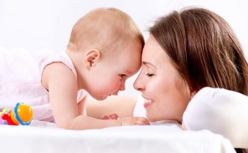 Bebek Odasında Wi-Fi Bağlantılı Cihazların Güvenliği Teknolojinin günlük yaşamın ayrılmaz bir parçası haline gelmesiyle birlikte bebek odalarında kullanılan akıllı ürünlerin sayısı da hızla artıyor. Wi-Fi bağlantılı cihazlar, ebeveynlerin bebeklerini uzaktan takip edebilmesini, ortam koşullarını kontrol edebilmesini ve anlık bildirimler alabilmesini sağlayarak büyük kolaylık sunuyor. Akıllı kameralar, dijital bebek monitörleri, ortam sensörleri ve uzaktan kontrol edilebilen gece lambaları gibi ürünler, modern ebeveynliğin önemli yardımcıları arasında yer alıyor. Konulu bir haber görseli.