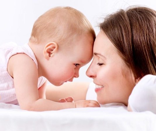 Teknolojinin günlük yaşamın ayrılmaz bir parçası haline gelmesiyle birlikte bebek odalarında kullanılan akıllı ürünlerin sayısı da hızla artıyor. Wi-Fi bağlantılı cihazlar, ebeveynlerin bebeklerini uzaktan takip edebilmesini, ortam koşullarını kontrol edebilmesini ve anlık bildirimler alabilmesini sağlayarak büyük kolaylık sunuyor. Akıllı kameralar, dijital bebek monitörleri, ortam sensörleri ve uzaktan kontrol edilebilen gece lambaları gibi ürünler, modern ebeveynliğin önemli yardımcıları arasında yer alıyor. Konulu bir haber görseli.