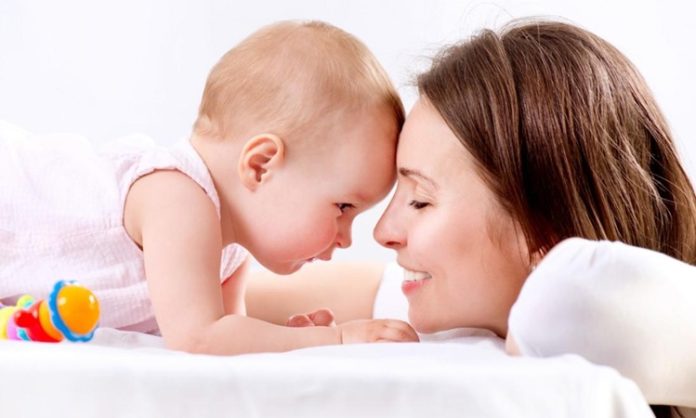 Bebek Odasında Wi-Fi Bağlantılı Cihazların Güvenliği Teknolojinin günlük yaşamın ayrılmaz bir parçası haline gelmesiyle birlikte bebek odalarında kullanılan akıllı ürünlerin sayısı da hızla artıyor. Wi-Fi bağlantılı cihazlar, ebeveynlerin bebeklerini uzaktan takip edebilmesini, ortam koşullarını kontrol edebilmesini ve anlık bildirimler alabilmesini sağlayarak büyük kolaylık sunuyor. Akıllı kameralar, dijital bebek monitörleri, ortam sensörleri ve uzaktan kontrol edilebilen gece lambaları gibi ürünler, modern ebeveynliğin önemli yardımcıları arasında yer alıyor. Konulu bir haber görseli.