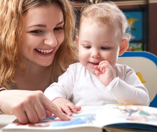 Bebek Öğrenmesinde Günlük Rutinlerin Etkisi Bebeklik dönemi, öğrenmenin en hızlı gerçekleştiği yaşam evrelerinden biri olarak kabul ediliyor. Uzmanlar, bu dönemde kazanılan alışkanlıkların hem zihinsel hem de duygusal gelişim üzerinde uzun vadeli etkiler oluşturduğunu belirtiyor. Özellikle düzenli oluşturulan günlük rutinler, bebeklerin çevrelerini anlamlandırmalarını kolaylaştırırken öğrenme süreçlerini de destekliyor. Beslenme, uyku, oyun ve iletişim gibi her gün tekrar eden faaliyetler, bebeğin kendisini güvende hissetmesini sağlarken yeni bilgileri daha kolay öğrenmesine katkıda bulunuyor. Konulu bir haber görseli.