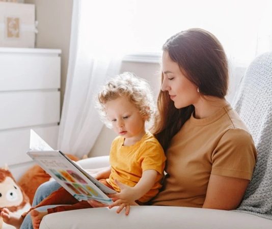 Bebek Öğrenmesinde Keşfetmeye Dayalı Yaklaşımlar Bebeklik dönemi, öğrenmenin en hızlı gerçekleştiği yaşam evrelerinden biri olarak kabul ediliyor. Uzmanlara göre bu dönemde çocuklar, çevrelerini yalnızca izleyerek değil; dokunarak, hareket ederek, dinleyerek ve deneyimleyerek öğreniyor. Bu nedenle keşfetmeye dayalı öğrenme yaklaşımı, erken çocukluk eğitiminde önemli bir yere sahip bulunuyor. Günümüzde aileler de bebeklerinin doğal merak duygusunu destekleyen etkinliklere daha fazla yönelirken, uzmanlar öğrenme sürecinin baskıdan uzak ve doğal şekilde ilerlemesi gerektiğini vurguluyor. Konulu bir haber görseli.