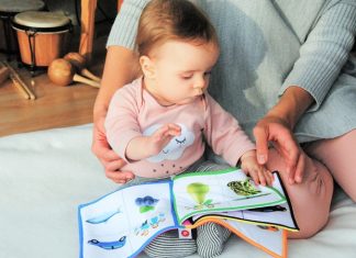 Bebek Öğrenmesinde Kitap Okuma Alışkanlığı Bebeklik dönemi, bireyin zihinsel, duygusal ve sosyal gelişiminin en hızlı ilerlediği yaşam evrelerinden biridir. Bu süreçte kazanılan alışkanlıklar, ilerleyen yıllardaki öğrenme becerilerinin temelini oluşturur. Uzmanlar, kitap okuma alışkanlığı kazandırmanın yalnızca okul çağına bırakılmaması gerektiğini, bebeklik döneminden itibaren kitaplarla tanışan çocukların dil gelişimi, dikkat süresi ve hayal gücü açısından önemli avantajlar elde ettiğini ifade ediyor. Konulu bir haber görseli.