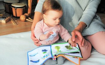 Bebek Öğrenmesinde Kitap Okuma Alışkanlığı Bebeklik dönemi, bireyin zihinsel, duygusal ve sosyal gelişiminin en hızlı ilerlediği yaşam evrelerinden biridir. Bu süreçte kazanılan alışkanlıklar, ilerleyen yıllardaki öğrenme becerilerinin temelini oluşturur. Uzmanlar, kitap okuma alışkanlığı kazandırmanın yalnızca okul çağına bırakılmaması gerektiğini, bebeklik döneminden itibaren kitaplarla tanışan çocukların dil gelişimi, dikkat süresi ve hayal gücü açısından önemli avantajlar elde ettiğini ifade ediyor. Konulu bir haber görseli.