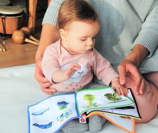 Bebeklik dönemi, bireyin zihinsel, duygusal ve sosyal gelişiminin en hızlı ilerlediği yaşam evrelerinden biridir. Bu süreçte kazanılan alışkanlıklar, ilerleyen yıllardaki öğrenme becerilerinin temelini oluşturur. Uzmanlar, kitap okuma alışkanlığı kazandırmanın yalnızca okul çağına bırakılmaması gerektiğini, bebeklik döneminden itibaren kitaplarla tanışan çocukların dil gelişimi, dikkat süresi ve hayal gücü açısından önemli avantajlar elde ettiğini ifade ediyor. Konulu bir haber görseli.