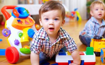Bebek Öğrenmesinde Renk ve Şekil Etkinlikleri Bebeklik dönemi, öğrenmenin en hızlı gerçekleştiği ve çevreden alınan her uyaranın gelişime katkı sunduğu önemli bir süreç olarak öne çıkıyor. Bu dönemde uygulanan renk ve şekil etkinlikleri, bebeklerin çevrelerini tanımalarını kolaylaştırırken bilişsel, görsel ve motor gelişimlerini de destekliyor. Uzmanlar, erken yaşta gerçekleştirilen yaşa uygun eğitim aktivitelerinin çocukların ilerleyen yıllardaki öğrenme becerileri üzerinde olumlu etkiler oluşturduğunu ifade ediyor. Özellikle oyun temelli çalışmalar, öğrenmeyi eğlenceli hale getirirken dikkat süresinin gelişmesine de katkı sağlıyor. Konulu bir haber görseli.