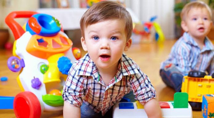 Bebek Öğrenmesinde Renk ve Şekil Etkinlikleri Bebeklik dönemi, öğrenmenin en hızlı gerçekleştiği ve çevreden alınan her uyaranın gelişime katkı sunduğu önemli bir süreç olarak öne çıkıyor. Bu dönemde uygulanan renk ve şekil etkinlikleri, bebeklerin çevrelerini tanımalarını kolaylaştırırken bilişsel, görsel ve motor gelişimlerini de destekliyor. Uzmanlar, erken yaşta gerçekleştirilen yaşa uygun eğitim aktivitelerinin çocukların ilerleyen yıllardaki öğrenme becerileri üzerinde olumlu etkiler oluşturduğunu ifade ediyor. Özellikle oyun temelli çalışmalar, öğrenmeyi eğlenceli hale getirirken dikkat süresinin gelişmesine de katkı sağlıyor. Konulu bir haber görseli.