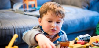 Bebek Oyuncaklarında Güvenlik Sertifikaları Bebeklerin gelişim sürecinde oyuncaklar yalnızca eğlence aracı değil, aynı zamanda öğrenme, keşfetme ve motor becerilerin gelişmesini destekleyen önemli ürünler arasında yer alıyor. Ancak uzmanlar, oyuncak seçiminde tasarım kadar güvenlik kriterlerinin de dikkate alınması gerektiğini vurguluyor. Bu noktada güvenlik sertifikaları, ebeveynlerin doğru ürün tercihinde en önemli rehberlerden biri olarak öne çıkıyor. Üretim standartlarına uygun şekilde hazırlanan oyuncaklar, hem fiziksel hem de kimyasal risklerin azaltılmasına katkı sağlıyor. Konulu bir haber görseli.