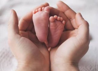 Bebek Sağlığında Bağışıklığı Güçlendiren Alışkanlıklar Bebek sağlığı, yaşamın ilk dönemlerinden itibaren dikkat edilmesi gereken en önemli konular arasında yer almaktadır. Bebeklerin gelişim sürecinde güçlü bir bağışıklık sistemi, hastalıklara karşı daha dirençli olmalarına ve sağlıklı büyümelerine katkı sağlamaktadır. Bu nedenle günlük yaşam içerisinde kazanılan doğru alışkanlıklar, bebeklerin fiziksel gelişimi kadar bağışıklık yapısının desteklenmesinde de önemli rol oynamaktadır. Konulu bir haber görseli.