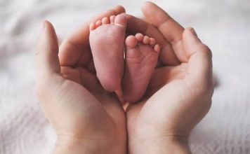 Bebek sağlığı, yaşamın ilk dönemlerinden itibaren dikkat edilmesi gereken en önemli konular arasında yer almaktadır. Bebeklerin gelişim sürecinde güçlü bir bağışıklık sistemi, hastalıklara karşı daha dirençli olmalarına ve sağlıklı büyümelerine katkı sağlamaktadır. Bu nedenle günlük yaşam içerisinde kazanılan doğru alışkanlıklar, bebeklerin fiziksel gelişimi kadar bağışıklık yapısının desteklenmesinde de önemli rol oynamaktadır. Konulu bir haber görseli.