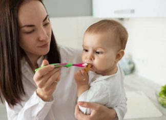 Bebek Sağlığında Düzenli Doktor Kontrolleri Bebeklik dönemi, büyüme ve gelişimin en hızlı yaşandığı yaşam evrelerinden biridir. Bu süreçte fiziksel gelişim kadar zihinsel, duygusal ve nörolojik gelişimin de yakından takip edilmesi büyük önem taşımaktadır. Bu nedenle bebek sağlığı açısından düzenli doktor kontrolleri, yalnızca hastalık durumlarında başvurulan bir uygulama değil, koruyucu sağlık hizmetlerinin temel unsurlarından biri olarak değerlendirilmektedir. Düzenli takip sayesinde bebeğin gelişimi izlenebilir, olası sağlık sorunları erken dönemde fark edilebilir ve gerekli önlemler zamanında alınabilir. Konulu bir haber görseli.