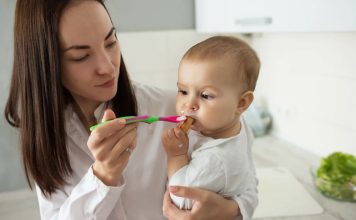 Bebek Sağlığında Düzenli Doktor Kontrolleri Bebeklik dönemi, büyüme ve gelişimin en hızlı yaşandığı yaşam evrelerinden biridir. Bu süreçte fiziksel gelişim kadar zihinsel, duygusal ve nörolojik gelişimin de yakından takip edilmesi büyük önem taşımaktadır. Bu nedenle bebek sağlığı açısından düzenli doktor kontrolleri, yalnızca hastalık durumlarında başvurulan bir uygulama değil, koruyucu sağlık hizmetlerinin temel unsurlarından biri olarak değerlendirilmektedir. Düzenli takip sayesinde bebeğin gelişimi izlenebilir, olası sağlık sorunları erken dönemde fark edilebilir ve gerekli önlemler zamanında alınabilir. Konulu bir haber görseli.