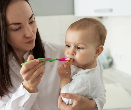 Bebeklik dönemi, büyüme ve gelişimin en hızlı yaşandığı yaşam evrelerinden biridir. Bu süreçte fiziksel gelişim kadar zihinsel, duygusal ve nörolojik gelişimin de yakından takip edilmesi büyük önem taşımaktadır. Bu nedenle bebek sağlığı açısından düzenli doktor kontrolleri, yalnızca hastalık durumlarında başvurulan bir uygulama değil, koruyucu sağlık hizmetlerinin temel unsurlarından biri olarak değerlendirilmektedir. Düzenli takip sayesinde bebeğin gelişimi izlenebilir, olası sağlık sorunları erken dönemde fark edilebilir ve gerekli önlemler zamanında alınabilir. Konulu bir haber görseli.
