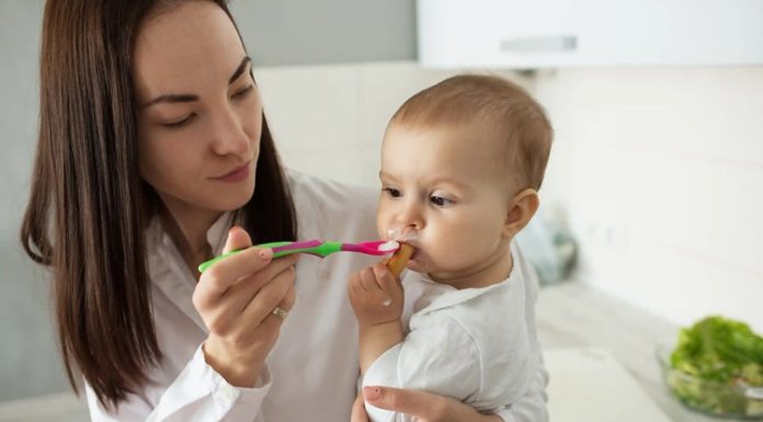 Bebek Sağlığında Düzenli Doktor Kontrolleri Bebeklik dönemi, büyüme ve gelişimin en hızlı yaşandığı yaşam evrelerinden biridir. Bu süreçte fiziksel gelişim kadar zihinsel, duygusal ve nörolojik gelişimin de yakından takip edilmesi büyük önem taşımaktadır. Bu nedenle bebek sağlığı açısından düzenli doktor kontrolleri, yalnızca hastalık durumlarında başvurulan bir uygulama değil, koruyucu sağlık hizmetlerinin temel unsurlarından biri olarak değerlendirilmektedir. Düzenli takip sayesinde bebeğin gelişimi izlenebilir, olası sağlık sorunları erken dönemde fark edilebilir ve gerekli önlemler zamanında alınabilir. Konulu bir haber görseli.