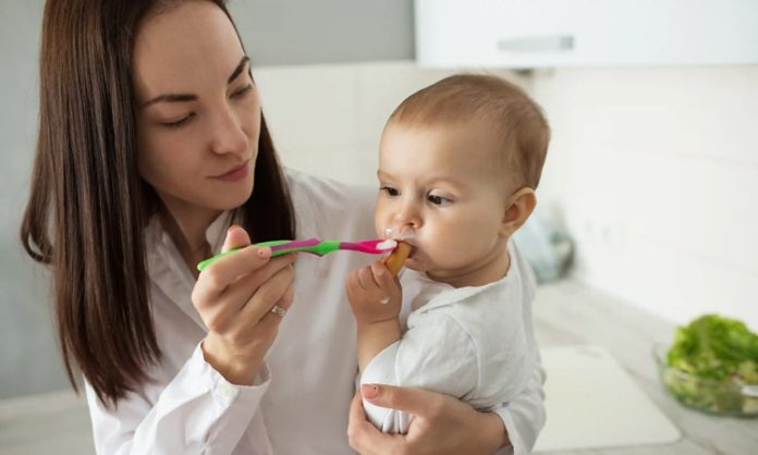 Bebek Sağlığında Düzenli Doktor Kontrolleri Bebeklik dönemi, büyüme ve gelişimin en hızlı yaşandığı yaşam evrelerinden biridir. Bu süreçte fiziksel gelişim kadar zihinsel, duygusal ve nörolojik gelişimin de yakından takip edilmesi büyük önem taşımaktadır. Bu nedenle bebek sağlığı açısından düzenli doktor kontrolleri, yalnızca hastalık durumlarında başvurulan bir uygulama değil, koruyucu sağlık hizmetlerinin temel unsurlarından biri olarak değerlendirilmektedir. Düzenli takip sayesinde bebeğin gelişimi izlenebilir, olası sağlık sorunları erken dönemde fark edilebilir ve gerekli önlemler zamanında alınabilir. Konulu bir haber görseli.