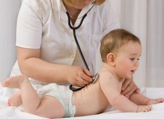 Bebek Sağlığında Mevsimsel Hastalıklardan Korunma Bebeklerin bağışıklık sistemi yaşamın ilk yıllarında gelişmeye devam ettiği için mevsim geçişlerinde ve hava koşullarının değiştiği dönemlerde çeşitli enfeksiyonlara karşı daha hassas olabilmektedir. Özellikle sonbahar ve kış aylarında artış gösteren solunum yolu enfeksiyonları, ilkbaharda görülebilen alerjik reaksiyonlar ve yaz aylarında karşılaşılabilen sıcaklık kaynaklı sağlık sorunları, ailelerin dikkat etmesi gereken başlıca konular arasında yer almaktadır. Bu nedenle bebek sağlığı açısından mevsimsel değişimlere uygun koruyucu önlemlerin alınması büyük önem taşımaktadır. Konulu bir haber görseli.