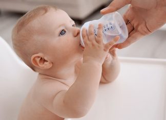 Bebek Sağlığında Su Tüketimi Ne Zaman Başlamalı? Bebeklerin sağlıklı büyüme ve gelişim sürecinde doğru beslenme kadar sıvı dengesi de büyük önem taşımaktadır. Özellikle yeni ebeveynlerin en sık merak ettiği konulardan biri, su tüketiminin hangi dönemde başlaması gerektiğidir. Bebeklerin yaşına ve beslenme şekline göre su ihtiyacı değişebildiği için bu konuda bilinçli hareket edilmesi önem taşımaktadır. Konulu bir haber görseli.