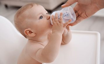 Bebek Sağlığında Su Tüketimi Ne Zaman Başlamalı? Bebeklerin sağlıklı büyüme ve gelişim sürecinde doğru beslenme kadar sıvı dengesi de büyük önem taşımaktadır. Özellikle yeni ebeveynlerin en sık merak ettiği konulardan biri, su tüketiminin hangi dönemde başlaması gerektiğidir. Bebeklerin yaşına ve beslenme şekline göre su ihtiyacı değişebildiği için bu konuda bilinçli hareket edilmesi önem taşımaktadır. Konulu bir haber görseli.