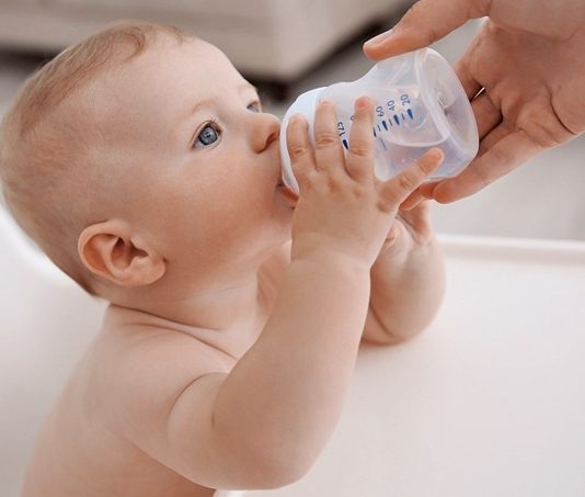 Bebek Sağlığında Su Tüketimi Ne Zaman Başlamalı? Bebeklerin sağlıklı büyüme ve gelişim sürecinde doğru beslenme kadar sıvı dengesi de büyük önem taşımaktadır. Özellikle yeni ebeveynlerin en sık merak ettiği konulardan biri, su tüketiminin hangi dönemde başlaması gerektiğidir. Bebeklerin yaşına ve beslenme şekline göre su ihtiyacı değişebildiği için bu konuda bilinçli hareket edilmesi önem taşımaktadır. Konulu bir haber görseli.