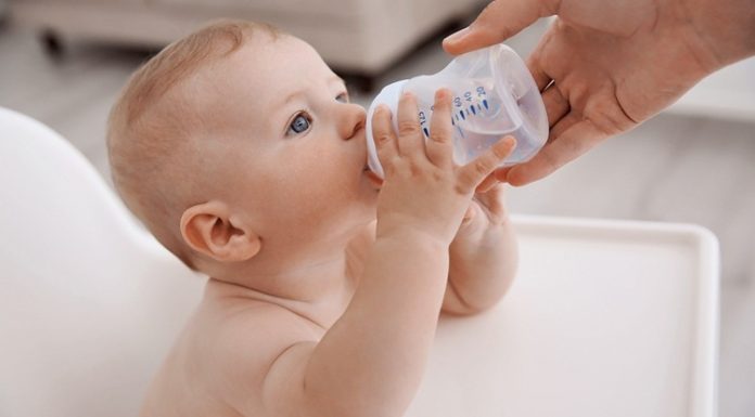 Bebek Sağlığında Su Tüketimi Ne Zaman Başlamalı? Bebeklerin sağlıklı büyüme ve gelişim sürecinde doğru beslenme kadar sıvı dengesi de büyük önem taşımaktadır. Özellikle yeni ebeveynlerin en sık merak ettiği konulardan biri, su tüketiminin hangi dönemde başlaması gerektiğidir. Bebeklerin yaşına ve beslenme şekline göre su ihtiyacı değişebildiği için bu konuda bilinçli hareket edilmesi önem taşımaktadır. Konulu bir haber görseli.