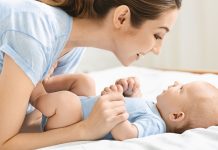 Bebek Takibinde Giyilebilir Teknolojiler Bebek bakımında teknolojik yenilikler her geçen gün daha fazla ilgi görüyor. Özellikle ebeveynlerin bebeklerini gün boyunca daha yakından takip edebilmesini sağlayan giyilebilir teknolojiler, hem güvenlik hem de kullanım kolaylığı açısından dikkat çekiyor. Akıllı bileklikler, sensörlü çoraplar, biyometrik takip cihazları ve mobil uygulamalarla entegre çalışan ürünler sayesinde aileler bebeklerinin çeşitli verilerini anlık olarak görüntüleyebiliyor. Konulu bir haber görseli.