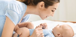 Bebek bakımında teknolojik yenilikler her geçen gün daha fazla ilgi görüyor. Özellikle ebeveynlerin bebeklerini gün boyunca daha yakından takip edebilmesini sağlayan giyilebilir teknolojiler, hem güvenlik hem de kullanım kolaylığı açısından dikkat çekiyor. Akıllı bileklikler, sensörlü çoraplar, biyometrik takip cihazları ve mobil uygulamalarla entegre çalışan ürünler sayesinde aileler bebeklerinin çeşitli verilerini anlık olarak görüntüleyebiliyor. Konulu bir haber görseli.