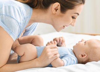 Bebek Takibinde Giyilebilir Teknolojiler Bebek bakımında teknolojik yenilikler her geçen gün daha fazla ilgi görüyor. Özellikle ebeveynlerin bebeklerini gün boyunca daha yakından takip edebilmesini sağlayan giyilebilir teknolojiler, hem güvenlik hem de kullanım kolaylığı açısından dikkat çekiyor. Akıllı bileklikler, sensörlü çoraplar, biyometrik takip cihazları ve mobil uygulamalarla entegre çalışan ürünler sayesinde aileler bebeklerinin çeşitli verilerini anlık olarak görüntüleyebiliyor. Konulu bir haber görseli.