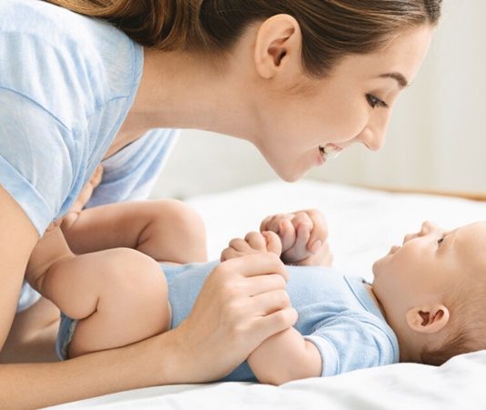 Bebek Takibinde Giyilebilir Teknolojiler Bebek bakımında teknolojik yenilikler her geçen gün daha fazla ilgi görüyor. Özellikle ebeveynlerin bebeklerini gün boyunca daha yakından takip edebilmesini sağlayan giyilebilir teknolojiler, hem güvenlik hem de kullanım kolaylığı açısından dikkat çekiyor. Akıllı bileklikler, sensörlü çoraplar, biyometrik takip cihazları ve mobil uygulamalarla entegre çalışan ürünler sayesinde aileler bebeklerinin çeşitli verilerini anlık olarak görüntüleyebiliyor. Konulu bir haber görseli.