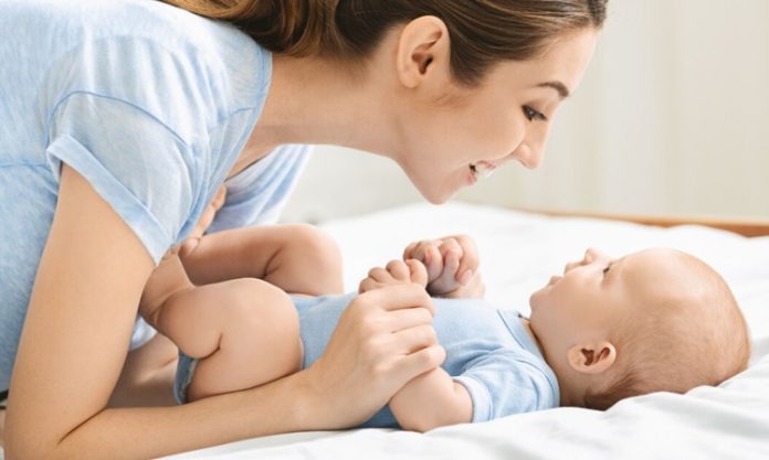 Bebek bakımında teknolojik yenilikler her geçen gün daha fazla ilgi görüyor. Özellikle ebeveynlerin bebeklerini gün boyunca daha yakından takip edebilmesini sağlayan giyilebilir teknolojiler, hem güvenlik hem de kullanım kolaylığı açısından dikkat çekiyor. Akıllı bileklikler, sensörlü çoraplar, biyometrik takip cihazları ve mobil uygulamalarla entegre çalışan ürünler sayesinde aileler bebeklerinin çeşitli verilerini anlık olarak görüntüleyebiliyor. Konulu bir haber görseli.