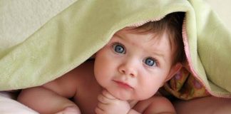Bebek Taşıma Ürünlerinde Ergonomi Bebeklerin güvenli ve konforlu şekilde taşınmasını sağlayan ürünler, ebeveynlerin günlük yaşamını kolaylaştıran en önemli yardımcılar arasında yer alıyor. Özellikle ilk aylardan itibaren kullanılan bebek taşıma ürünleri, hem bebeğin fiziksel gelişimini desteklemesi hem de ebeveynlerin hareket özgürlüğünü artırması açısından büyük önem taşıyor. Son yıllarda gelişen üretim teknolojileri sayesinde ergonomik tasarımlar ön plana çıkarken, uzmanlar doğru ürün seçiminin yalnızca konfor değil sağlık açısından da belirleyici olduğunu ifade ediyor. Konulu bir haber görseli.