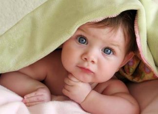 Bebek Taşıma Ürünlerinde Ergonomi Bebeklerin güvenli ve konforlu şekilde taşınmasını sağlayan ürünler, ebeveynlerin günlük yaşamını kolaylaştıran en önemli yardımcılar arasında yer alıyor. Özellikle ilk aylardan itibaren kullanılan bebek taşıma ürünleri, hem bebeğin fiziksel gelişimini desteklemesi hem de ebeveynlerin hareket özgürlüğünü artırması açısından büyük önem taşıyor. Son yıllarda gelişen üretim teknolojileri sayesinde ergonomik tasarımlar ön plana çıkarken, uzmanlar doğru ürün seçiminin yalnızca konfor değil sağlık açısından da belirleyici olduğunu ifade ediyor. Konulu bir haber görseli.