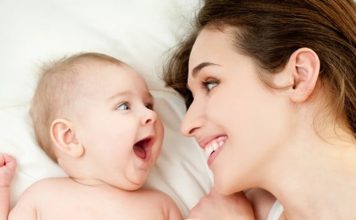 Bebek Teknolojisinde Akıllı Ateş Ölçerler Bebeklerin sağlık durumunun yakından takip edilmesi, özellikle ilk yıllarda ebeveynlerin en büyük öncelikleri arasında yer alıyor. Teknolojinin gelişmesiyle birlikte sağlık takibini kolaylaştıran ürünler de her geçen gün daha gelişmiş özelliklerle kullanıcıların karşısına çıkıyor. Bu yeniliklerin başında gelen akıllı ateş ölçerler, hızlı ölçüm yapabilen, mobil uygulamalarla senkronize çalışabilen ve ölçüm sonuçlarını dijital ortamda saklayabilen yapılarıyla dikkat çekiyor. Geleneksel ateş ölçerlere göre daha fazla veri sunan bu cihazlar, ebeveynlerin bebeklerinin sağlık durumunu düzenli şekilde takip edebilmesine katkı sağlıyor. Konulu bir haber görseli.