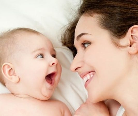 Bebek Teknolojisinde Akıllı Ateş Ölçerler Bebeklerin sağlık durumunun yakından takip edilmesi, özellikle ilk yıllarda ebeveynlerin en büyük öncelikleri arasında yer alıyor. Teknolojinin gelişmesiyle birlikte sağlık takibini kolaylaştıran ürünler de her geçen gün daha gelişmiş özelliklerle kullanıcıların karşısına çıkıyor. Bu yeniliklerin başında gelen akıllı ateş ölçerler, hızlı ölçüm yapabilen, mobil uygulamalarla senkronize çalışabilen ve ölçüm sonuçlarını dijital ortamda saklayabilen yapılarıyla dikkat çekiyor. Geleneksel ateş ölçerlere göre daha fazla veri sunan bu cihazlar, ebeveynlerin bebeklerinin sağlık durumunu düzenli şekilde takip edebilmesine katkı sağlıyor. Konulu bir haber görseli.
